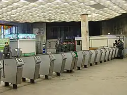 Сотрудники милиции у линии турникетов на станции @1 Черкизовская Черкизовская, 28 ноября 2010 года