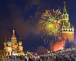 Праздничный салют на Красной площади в Москве 9 мая 2005 года в честь 60-летия Дня Победы