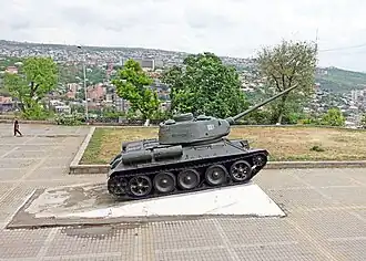 У подножия монумента Мать-Армения в Парке Победы, Ереван, Армения