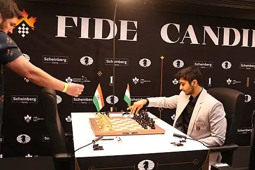 Видит Гуджрати (на фото) до начала партии с Гукешем Доммараджу (1 игровой день)