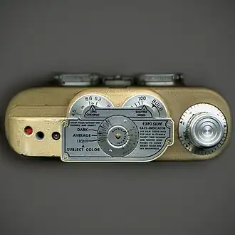 Верхняя панель, головки установки выдержки и диафрагмы, табличный экспонометр.