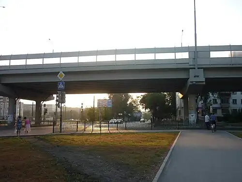 Вид на восток от улицы Ясной на развязке у ТЦ ФанФан