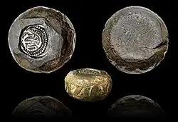 Англо-скандинавская монета для взвешивания. Состоит из свинца и весит около 36 г. В неё впечатан скеат.