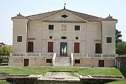 Задний фасад