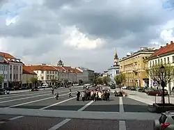 Улица Диджёйи со стороны Ратуши и Ратушной площади