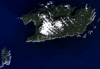 Острова Вис (крупный) и Бишево (мелкий) на снимке со спутника