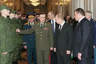 Слева — рядовые в камуфляже «Цифра»