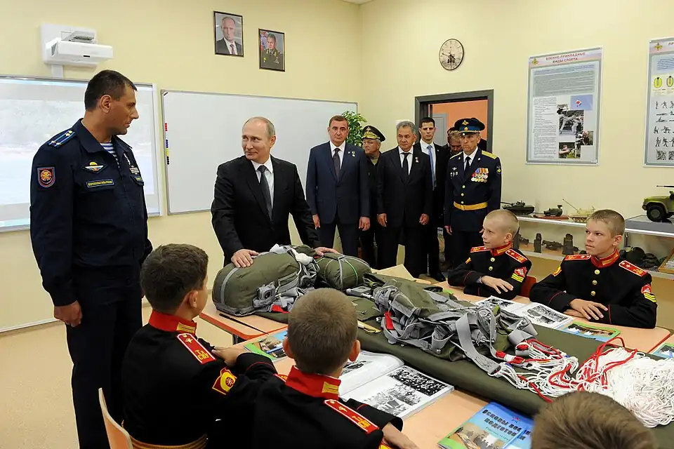 Подполковник Селивёрстов (слева) в учебном классе Тульского суворовского военного училища, 2016 год