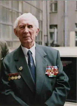 Заслуженный строитель Украинской ССР В. А. Реусов на фоне корпусов лаборатории ЖБК ХГТУСА. Внутренний двор ХГТУСА