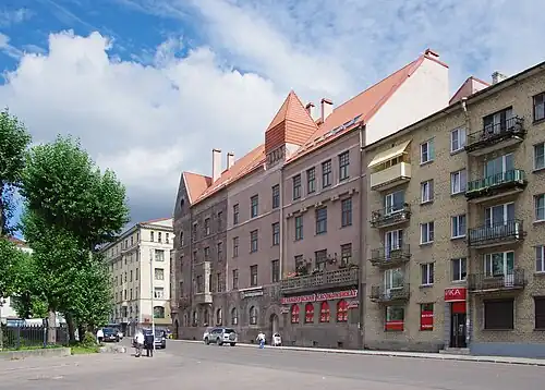 дом № 7 (дом Лаллукки) и дом № 5 («хрущёвка»)