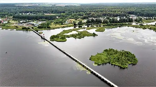 Вид на мост и посёлок с высоты