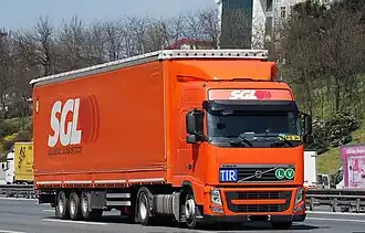 Грузовой автомобиль с табличкой TIR