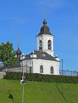 Домик привратника и церковь