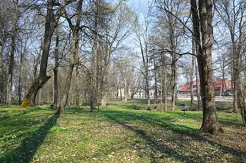 Мызный парк в апреле (памятник архитектуры)