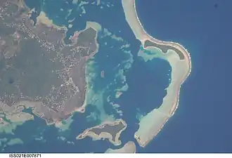 Фенуафо’оу расположен непосредственно у прохода в барьерном рифе Хоникулу (видимого на спутниковом снимке в центре внизу), обеспечивающего вход в атолл Уоллиса