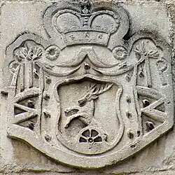 Герб рода Пальфи на стене австрийского замка Хайденрейхштайн