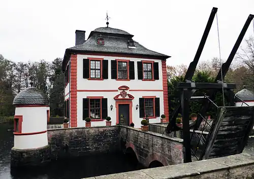 Угловая башня, фасад и разводной мост