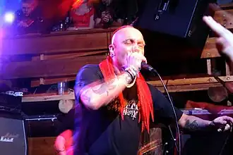 Уотти Бьюкэн на концерте в 2007 году