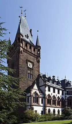 Неоготическая башня замка