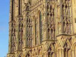 Выступающие контрфорсы с нишами для статуй