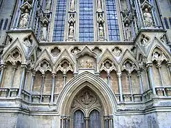 Западный фасад XIII века пострадал в восстание Монмута, когда часть его скульптур была разбита, а часть обезглавлена