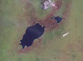 Озёра Эдуард (слева) и Джордж (справа)