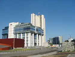 Вид на улицу. Слева на переднем плане здание Законодательного собрания Свердловской области, за ним — здание Правительства Свердловской области