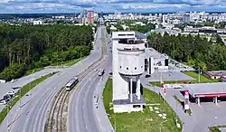 Вид на север – улица огибает Белую башню