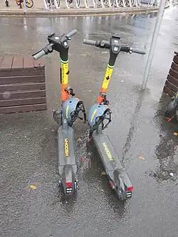 Электросамокаты с шлемами, 2023