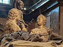 Скульптуры императора и императрицы. Деталь саркофага