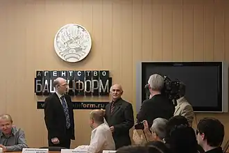 Благодарственное письмо заместителю главного редактора ОАО ИА «Башинформ» Алику Шакирову вручает директор НП «Викимедиа РУ» Владимир Медейко