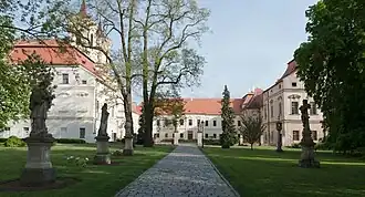 Статуи во дворе Райградского монастыря