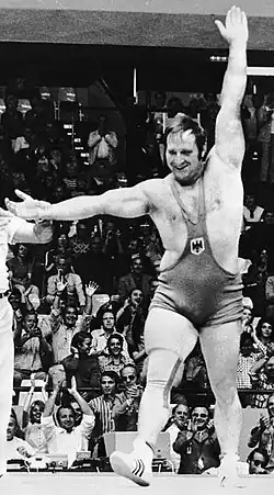 Дитрих торжествует победу над американцем Крисом Тэйлором после «броска века»