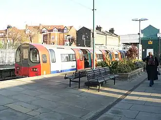 На станции Уилсден Грин