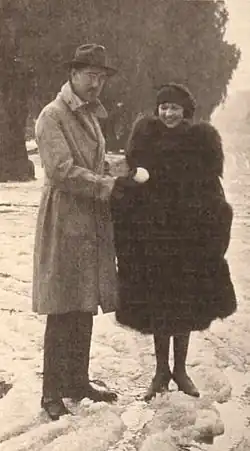 С актрисой Элис Мейсон. Фото из журнала Exhibitors Herald от 26 февраля 1921 года.