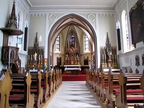 Интерьер, вид на алтарь