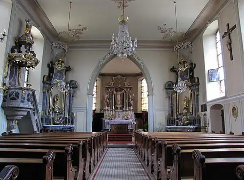 Интерьер, вид на алтарь