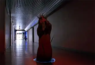 Тень доктора Бэнтона убивает детектива Келли Райан, превращая её тело в чистую энергию