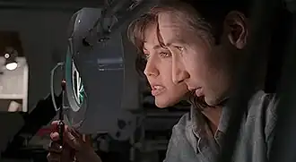 Малдер и доктор Беренбаум исследуют необычного таракана. Доктор Беренбаум была названа в честь известной американской женщины-энтомолога.