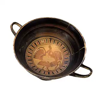 Чернофигурная вазопись на килике, изображающая всадника на гиппалектрионе. 540–530 гг. до н.э.