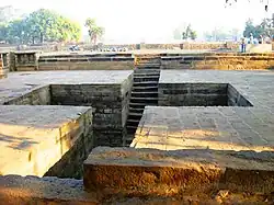 Яджна-кунда (место проведения публичной яджны) возле Кулпахара (Уттар Прадеш) периода династии Чандела (Центральная Индия, IX—XIII века)