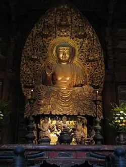 Статуя Якуси (1603) в золотом зале