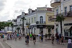 Угловой дом №23, дом купца М. П. Решёткина №25 с белым фасадом