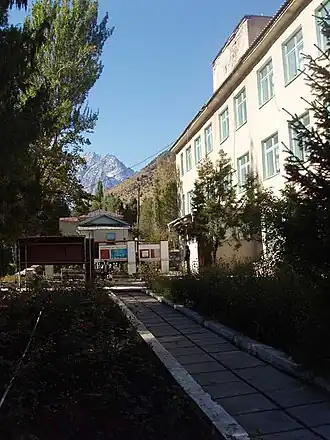 На территории санатория. Лечебный корпус