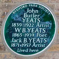 Мемориальная доска на доме.