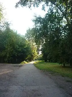 через дорогу от парка им. 50 летия ВЛКСМ