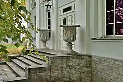 Вазы Боргезе на крыльце Оранжереи, Елагин остров, Санкт-Петербург. Архитектор К. И. Росси