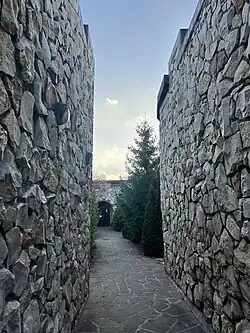 Стены музея выполненного в форме подковы