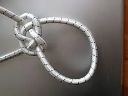 Carrick bend loop[англ.], Carrick bend loop.Простая петля, такой же, как и плоский узел. Легко развязать, нет других заслуг по сравнению с остальными.
