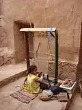 Девочка работает на ткацком станке в Айт-Бен-Хадду, май 2008 г.